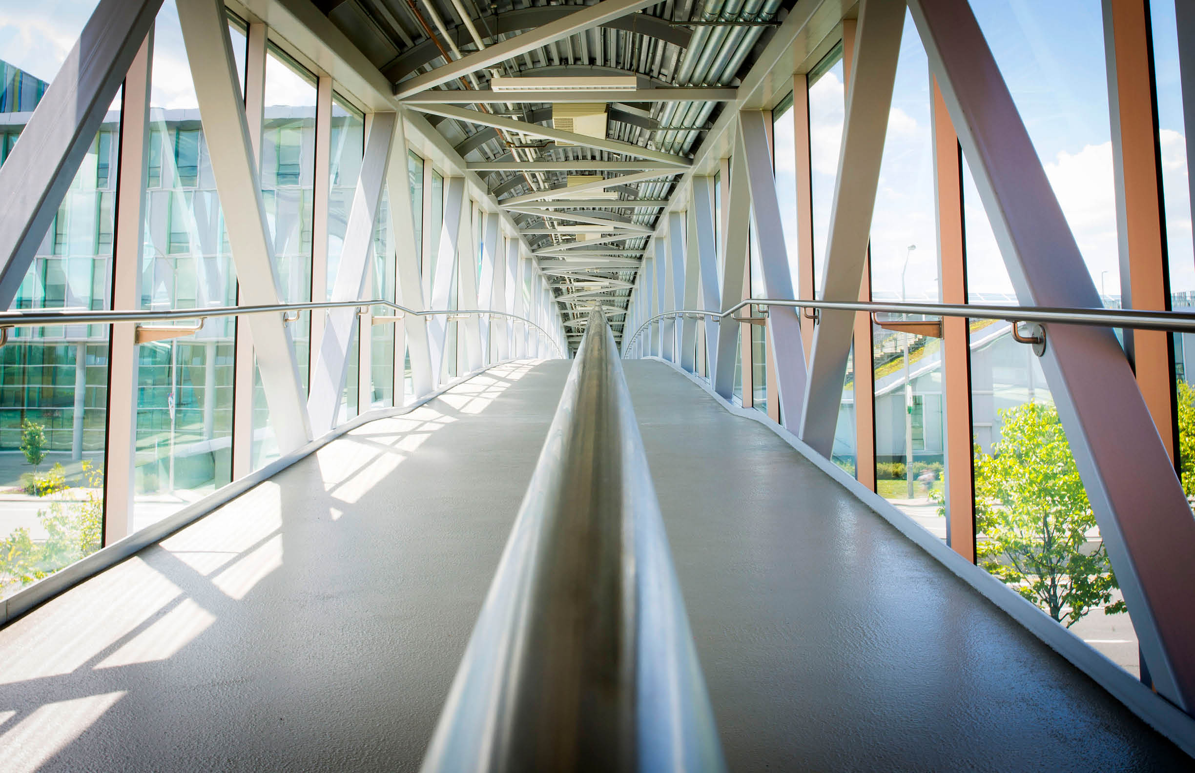 Photo of an empty walkway conntecting buildings at the Ottawa campus. 